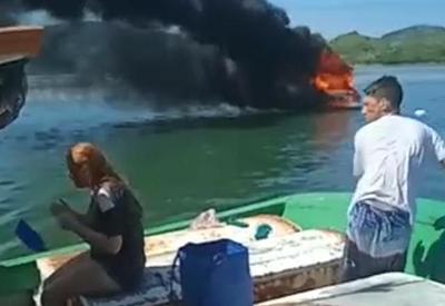 Vídeo: lancha pega fogo durante abastecimento em Cabo Frio (RJ)