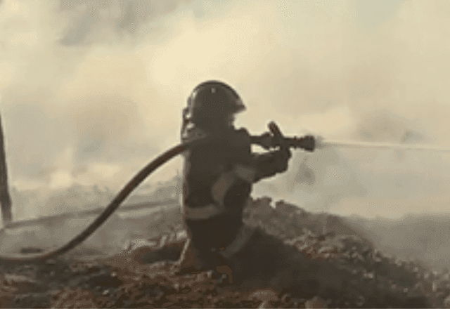 Incêndio atinge comunidade na Penha, zona leste de SP, neste domingo (30)