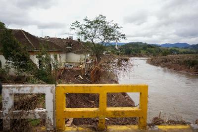 Número de mortes por enchentes no RS aumenta para 166 e 55 mil pessoas seguem em abrigos