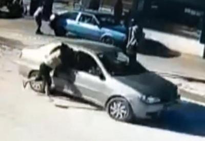 Vídeo: homem é preso após arrastar ex-mulher grávida com o carro
