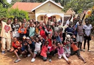 Crianças em Uganda viralizam com música de Ivete Sangalo; vídeo