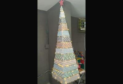 Funcionários criam árvore de Natal com frascos vazios de vacinas no Rio