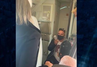 Vídeo: namorado faz pedido de casamento dentro de avião
