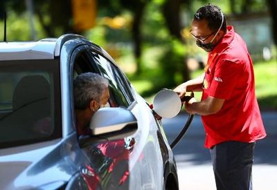 Preço médio do litro da gasolina chega a R$ 7,26 no Brasil