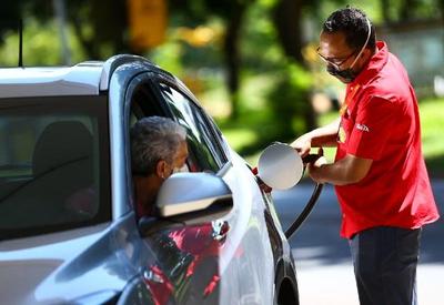 Preço da gasolina ultrapassa R$ 8 pela primeira vez