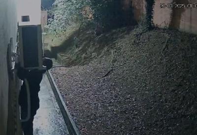 Homem é flagrando tentando furtar ar-condicionado de UBS no ABC Paulista