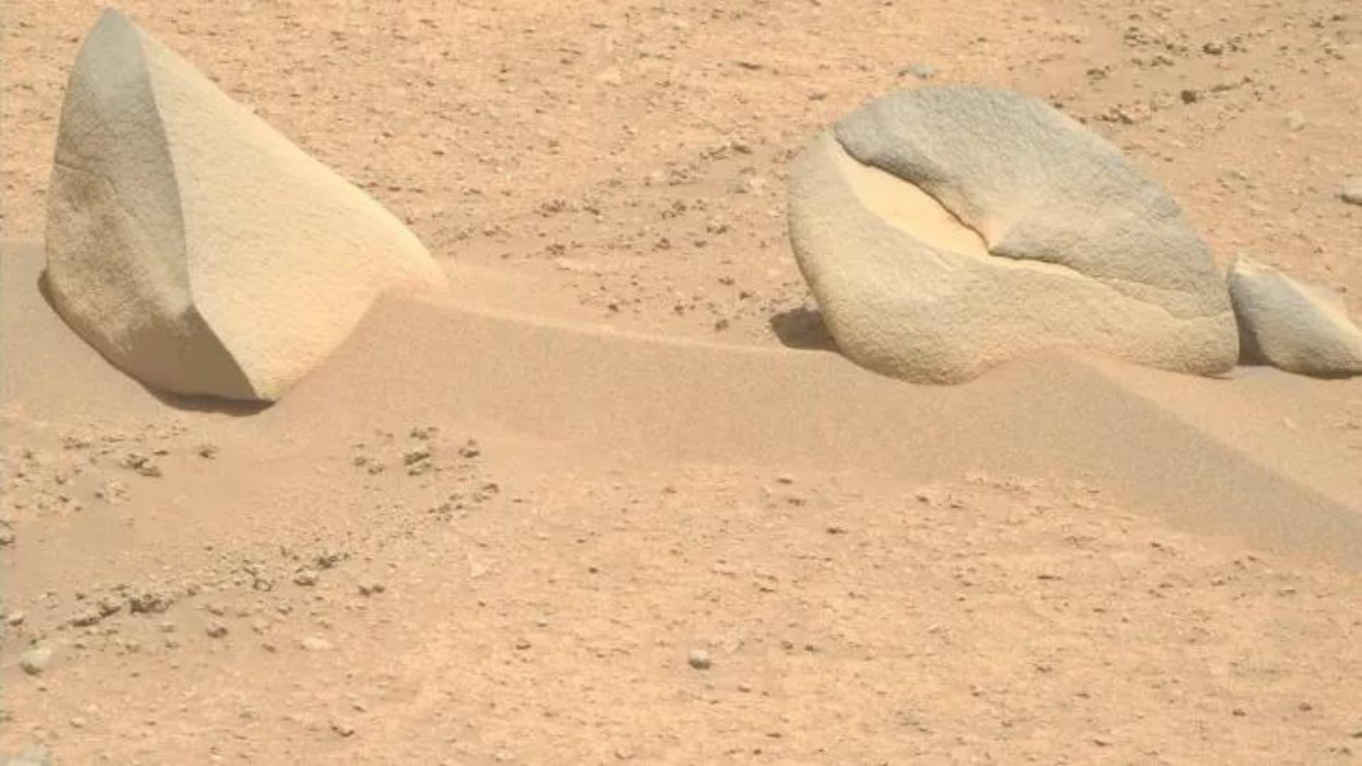 Rocha em forma de garra em Marte (NASA)