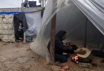 Crise humanitária em Gaza: Palestinos desabrigados buscam comida e lutam por sobrevivência