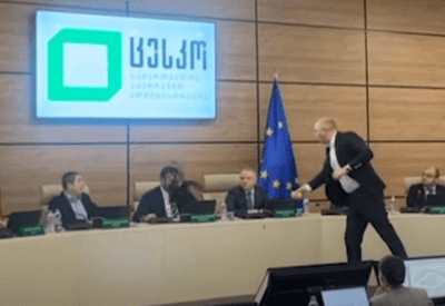 Político da Geórgia joga tinta em líder da comissão eleitoral do país