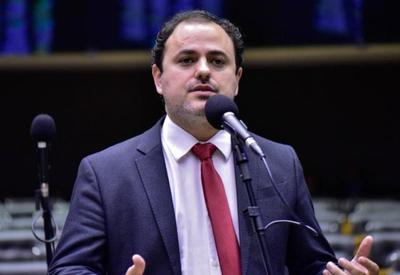 Deputado Glauber Braga completa uma semana em greve de fome 