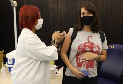 Mães que estão amamentando serão vacinadas contra covid no Rio