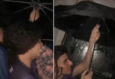 Vídeo: Universitários abrem guarda-chuvas dentro de ônibus