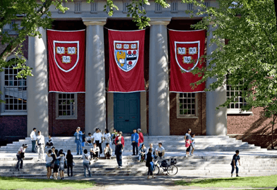 Justiça suspende decisão de Trump que proíbe matrículas de estrangeiros em Harvard 