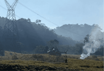 Helicóptero cai e atinge rede elétrica em Santa Catarina