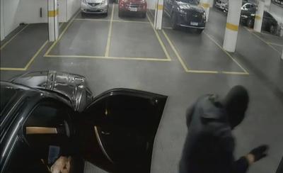 Imagens mostram atuação de bandidos que usaram carro clonado para fazer arrastão em prédio