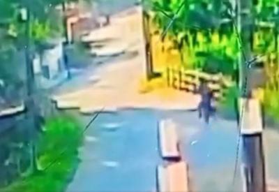 Vídeo: motociclista bate em muro e cai em rio de SC
