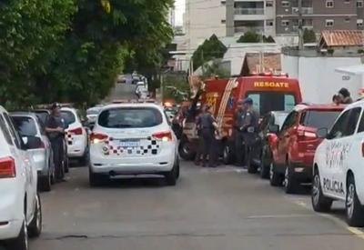 Homem armado mantém a própria mãe refém por quase 5 horas