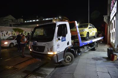Homem sem pernas é flagrado dirigindo carro com cabo de vassoura no Rio