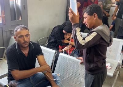 Hospital em Gaza fica lotado após Israel bombardear tendas de deslocados