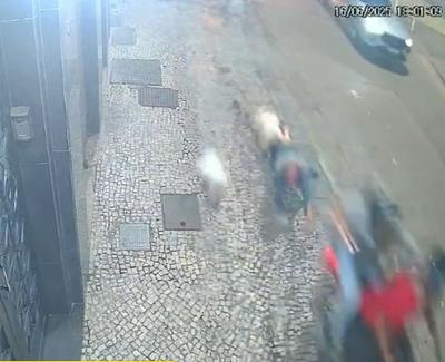 Vídeo: idosa é arrastada em tentativa de assalto no Rio