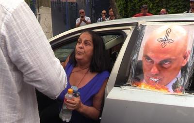 Idosa é presa após ofensa racista contra policial em frente à casa de Lula em SP