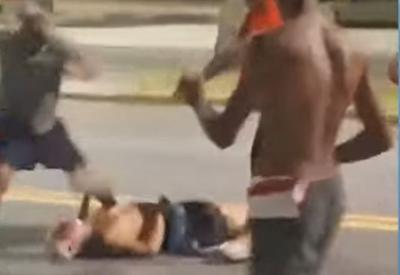 No litoral paulista, idoso é agredido por dupla em Porsche após pedir fim de barulho