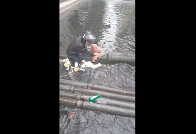 VÍDEO: Idoso é resgatado por populares após cair no Canal 3 de Santos durante tempestade