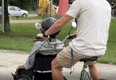 Lar de idosos recebe bicicleta adaptada e passeios na praia viralizam na web