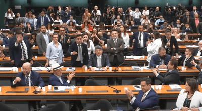 Confusão e gritos encerram sessão com Haddad na Câmara