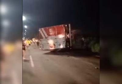 Caminhão com 20 toneladas de café tomba e interdita parte da Fernão Dias