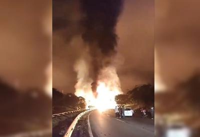  Vídeo: caminhão com carga de aerossol explode e mata motorista após acidente