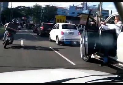 Vídeo: motorista reage a assalto e atira contra ladrão, que foge