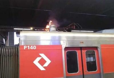 Trem da CPTM pega fogo em São Paulo; assista