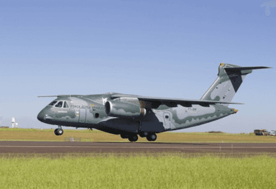 Avião da FAB que vai resgatar brasileiros pousa no Líbano