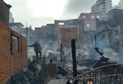 Incêndio destrói 20 casas em favela de São Paulo