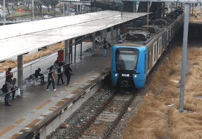 Furto de 600 metros de cabos por homens armados paralisa sistema de trens no Rio de Janeiro