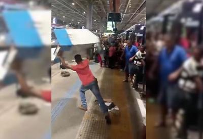 Vídeo: passageiro se revolta pela demora de 2 horas de ônibus e quebra terminal em SP