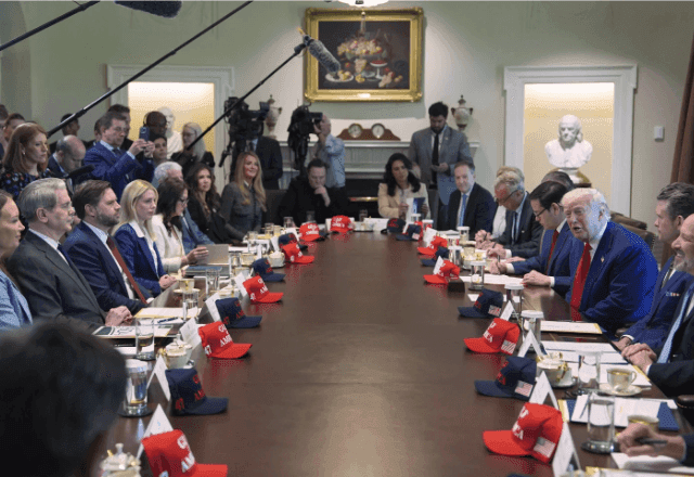 Trump minimiza impacto econômico de tarifas, elogia Musk e culpa Biden por instabilidade