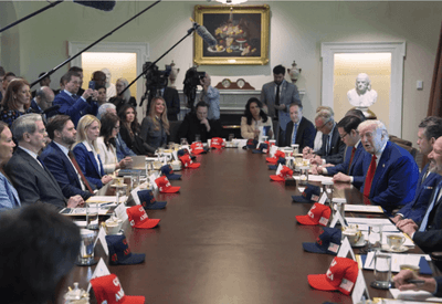 Trump minimiza impacto econômico de tarifas, elogia Musk e culpa Biden por instabilidade