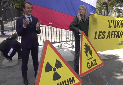 Ativistas do Greenpeace roubam estátua de cera de Macron em protesto a acordos comercias entre França e Rússia 