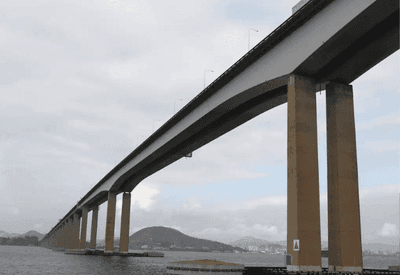 Dois anos depois de bater na Ponte Rio-Niterói, navio deixa o porto do Rio rumo à Turquia