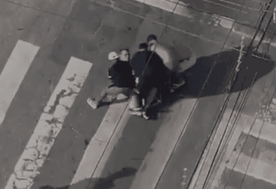Homem é brutalmente atacado por dez criminosos em plena luz do dia em praia do Guarujá