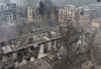 Drone mostra combate ativo na cidade de Mariupol enquanto civis fogem