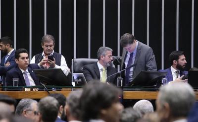 Corte de gastos: Câmara aprova PEC contra supersalários e mudanças no abono salarial