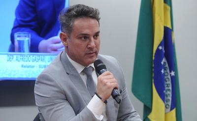 Líder da oposição na Câmara diz que Brasil vive “nanismo diplomático” sob governo Lula