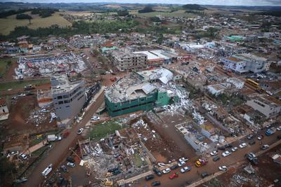 Gleisi afirma que governo federal vai liberar recursos para áreas atingidas por tornado no Paraná até segunda-feira