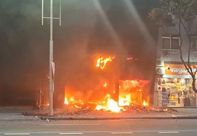 Morre idosa que ficou ferida após incêndio atingir loja em Copacabana