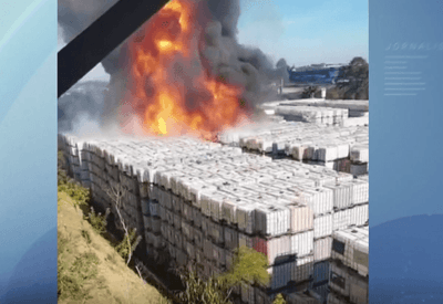 Incêndio em indústria de Guarulhos forma coluna de fumaça na região