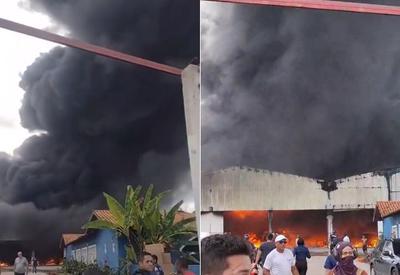 Incêndio de grandes proporções atinge fábrica de descartáveis em Belém