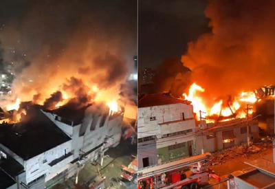 Incêndio de grandes proporções atinge fábrica no Brás, centro de São Paulo